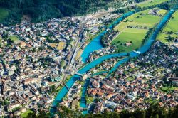 Interlaken e il fiume Aare  fotografati dalla  piattaforma panoramica Harder Kulm in Svizzera