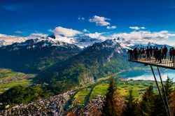 La terrazza panoramica dell'Harder Kulm sopra Interlaken, in Svizzera - © PixHound / Shutterstock.com