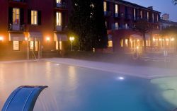 Hotel Fonte Boiola a Sirmione: la fumante piscina termale delle Terme Hotel lombardo