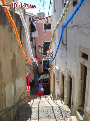 Immagine L'ALfama addobbata per le Festas di giugno.