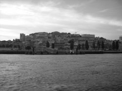 Vista dell'Alfama dal fiume Tejo, al tramonto