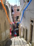 L'ALfama addobbata per le Festas di giugno.