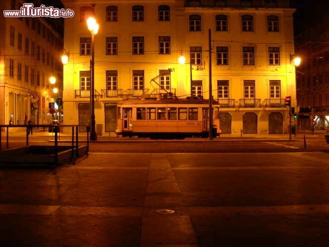 Immagine O elétrico, il tram tipico di Lisbona, qui nella Praça da Figueira