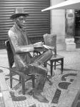 La statua di Fernando Pessoa, nel Chiado