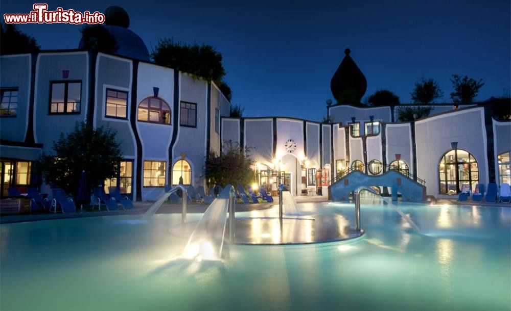 Immagine Vista notturna delle piscine termali dello stabilimento Terme Rogner a Bad Blumau in Austria