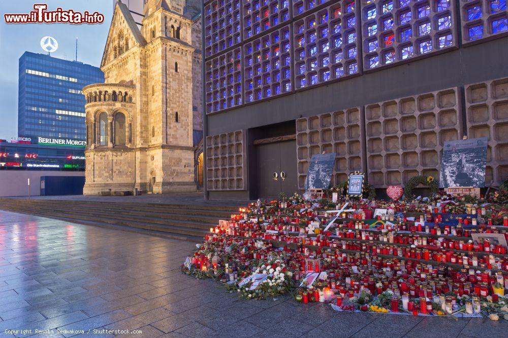 Immagine Dei fiori a fianco della Kaiser Wilhelm Gedachtniskirche ricordano il terribile attentato di Berlino del dicembre 2016. - © Renata Sedmakova / Shutterstock.com