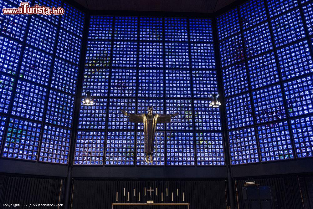 Immagine Dentro alla chiesa nuova Kaiser Wilhelm a Berlino, eretta a fianco del campanile superstite della precedente chiesa- © J2R / Shutterstock.com