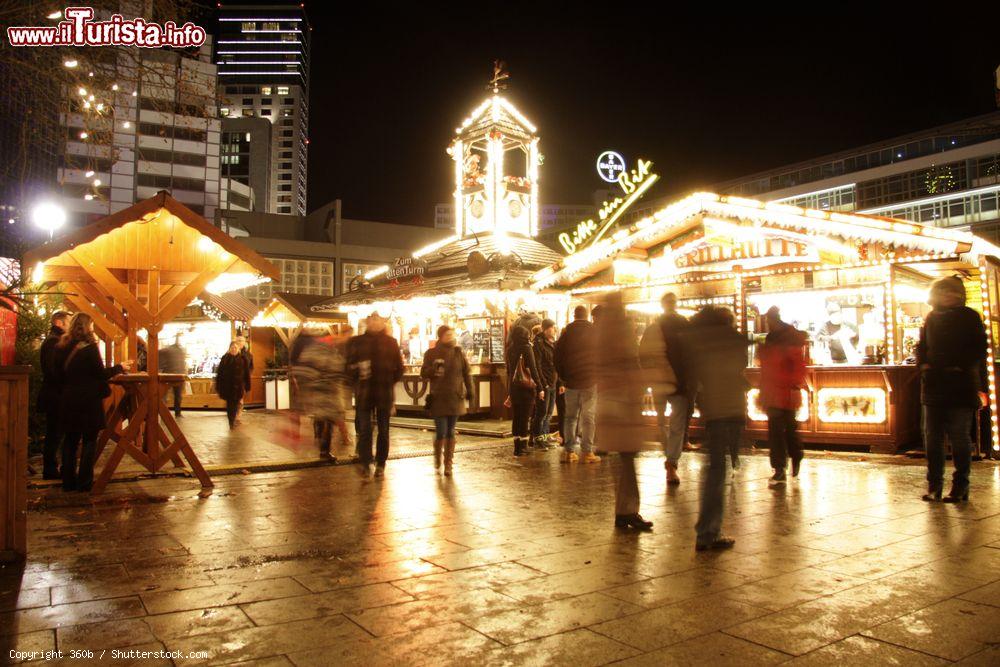 Immagine I mercatini di Natale della Breitscheidplatz, a fianco della chiesa Kaiser Wilhelm  - © 360b / Shutterstock.com