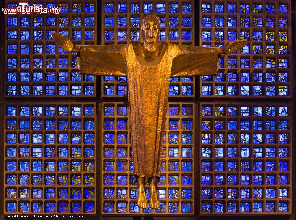 Immagine Il crocifisso all'interno della nuova chiesa Kaiser Wilhelm Gedachtniskirche a Berlino - © Renata Sedmakova / Shutterstock.com