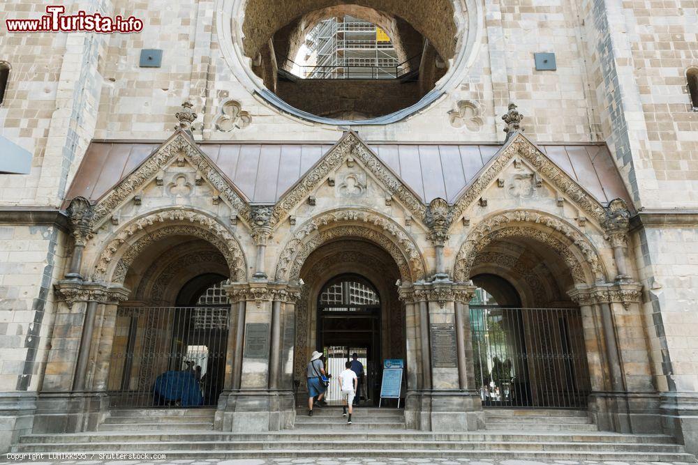 Immagine Ingresso alla parte storica della chiesa Kaiser Wilhelm Gedachtniskirche nel centro di Berlino Ovest - © LUMIKK555 / Shutterstock.com