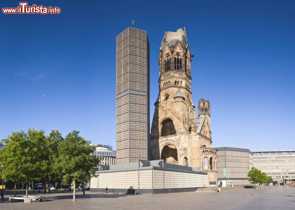 Immagine La Chiesa Kaiser-Wilhelm-Kirche, con il vecchio e nuovo campanile che dominano la   Breitscheidplatz di Berlino. E' il simbolo della rinascita della città dopo le distruzioni della Seconda Guerra Mondiale