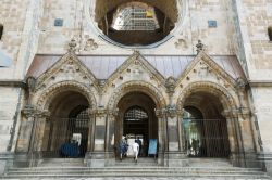 Ingresso alla parte storica della chiesa Kaiser Wilhelm Gedachtniskirche nel centro di Berlino Ovest - © LUMIKK555 / Shutterstock.com