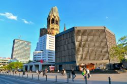 La Chiesa ottagonale di Berlino, chiamata anche la scatola di cipria si trova in Breitscheidplatz  - © MagMac83 / Shutterstock.com