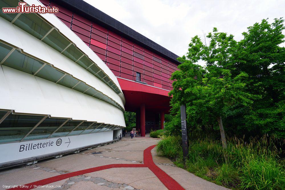 Immagine Biglietteria e ingresso del Museo di Quai Branly "Jacques Chirac" a Parigi, Francia. Aperto al pubblico nel 2006, questo spazio museale è dedicato all'arte e alla cultura indigene di Africa, Oceania, Asia e Americhe - © EQRoy / Shutterstock.com