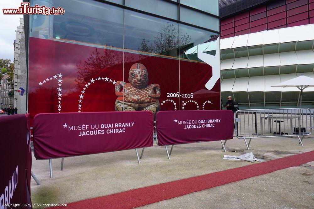 Immagine Manifesto per il decennale del Museo di Quai Branly a Parigi, Francia. Nel 2016 questo interessante spazio museale ha festeggiato i dieci anni di apertura al pubblico avvenuta il 23 giugno 2006 - © EQRoy / Shutterstock.com