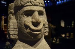 La testa in pietra di un antico idolo al Museo di Quai Branly a Parigi, Francia. All'interno del museo sono esposti 3500 oggetti selezionati fra oltre 300 mila.
