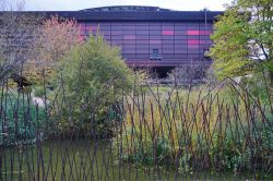 Una veduta dell'edificio che ospita il Museo di Quai Branly a Parigi, Francia. A volerlo fortemente fu Jacques Chirac, grande appassionato di arte primitiva e non occidentale - © EQRoy ...