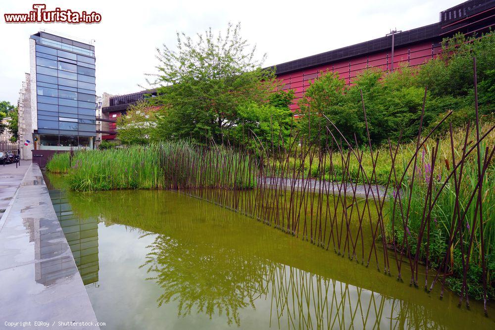 Immagine Uno scorcio del giardino del Museo di Quai Branly a Parigi, Francia. Si sviluppa per 18 mila metri quadrati ed è stato realizzato dall'architetto paesaggista Gilles Clement. Il giardino è composto da sentieri, collinette e camminamenti con pavimentazione lastricata - © EQRoy / Shutterstock.com