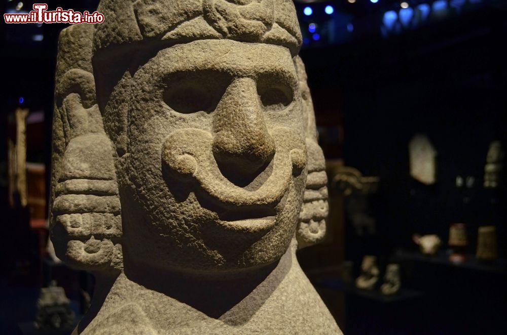 Immagine La testa in pietra di un antico idolo al Museo di Quai Branly a Parigi, Francia. All'interno del museo sono esposti 3500 oggetti selezionati fra oltre 300 mila.