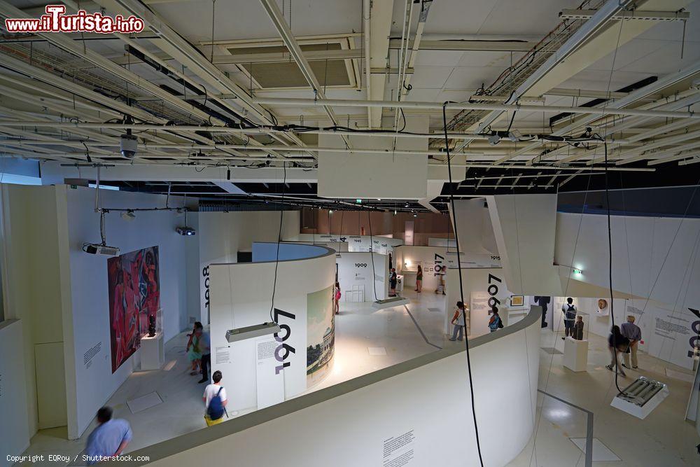 Immagine Una delle sale del Museo di Quai Branly a Parigi, Francia. Le varie sale sono collegate da una galleria principale lunga 200 metri  - © EQRoy / Shutterstock.com