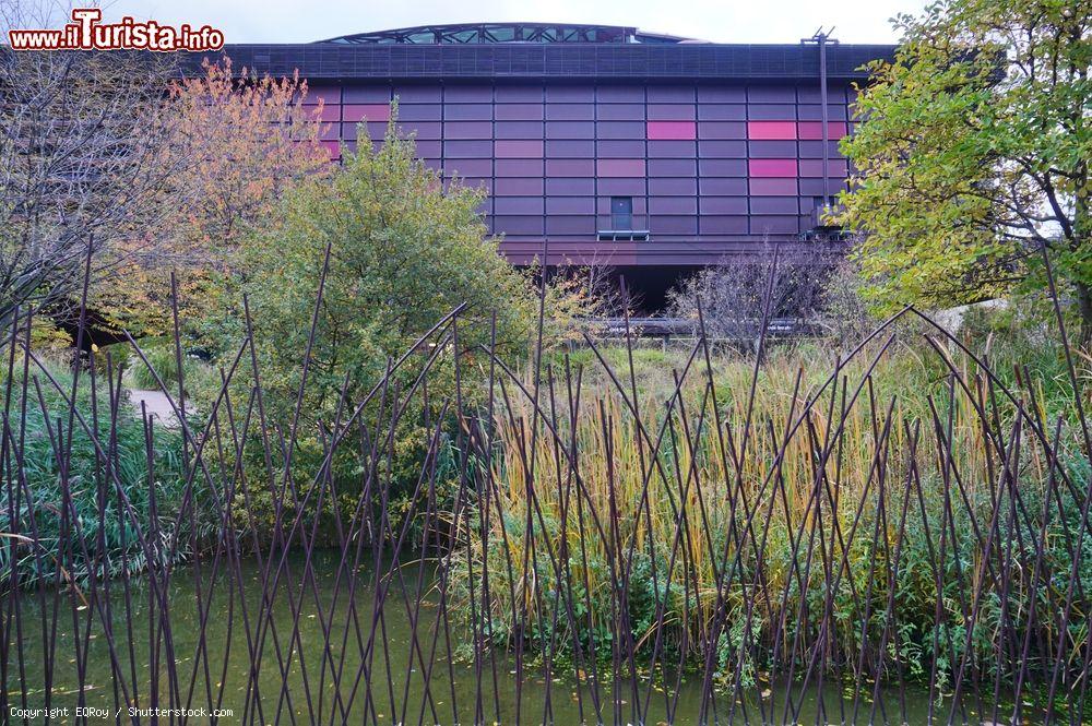 Immagine Una veduta dell'edificio che ospita il Museo di Quai Branly a Parigi, Francia. A volerlo fortemente fu Jacques Chirac, grande appassionato di arte primitiva e non occidentale - © EQRoy / Shutterstock.com