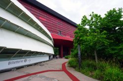 Biglietteria e ingresso del Museo di Quai Branly "Jacques Chirac" a Parigi, Francia. Aperto al pubblico nel 2006, questo spazio museale è dedicato all'arte e alla cultura ...