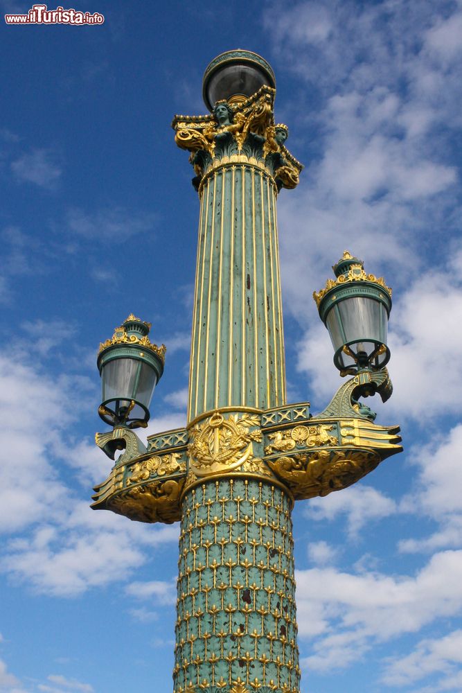 Immagine Una colonna in Piazza della Concordia a Parigi, Francia.