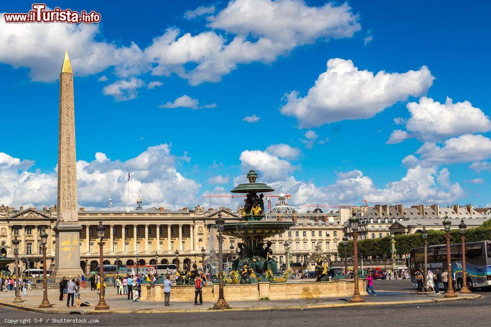 Immagine L'obelisco di Luxor al centro di Place de la Concorde a Parigi, Francia, in una soleggiata giornata d'estate - © S-F / Shutterstock.com