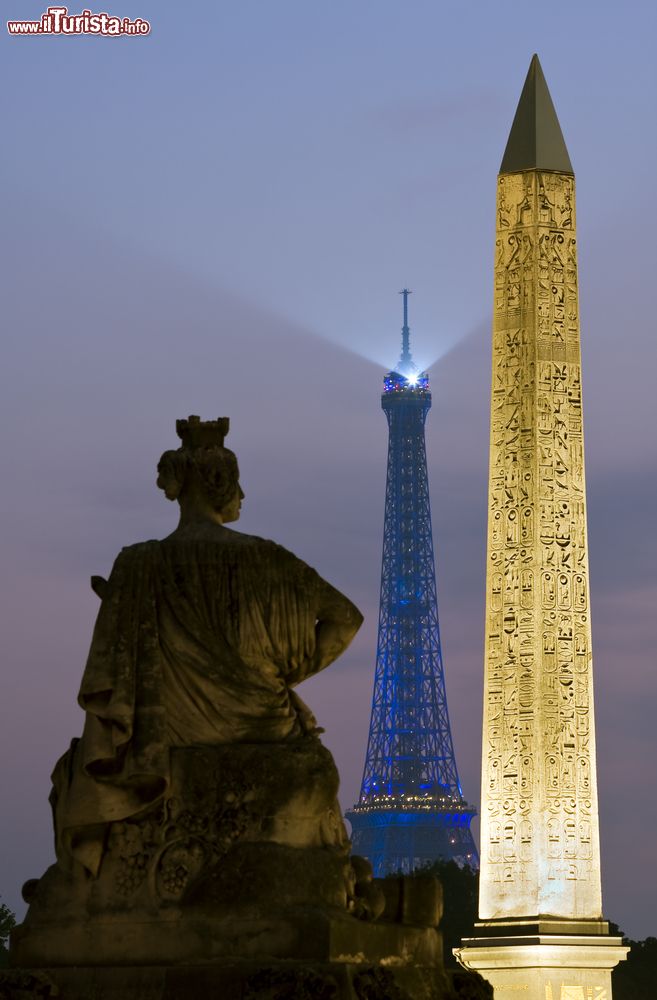 Immagine L'obelisco e la Torre Eiffel viste da Piazza della Concordia a Parigi, Francia. Arrivato nella capitale francese nel 1836, l'obelisco egizio di Luxor è uno dei simboli della ville lumiére.