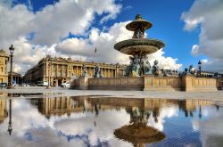 La fontana in Place de la Concorde a Parigi, Francia. E' una delle due fontane aggiunte all'arredo urbano della piazza parigina dall'architetto Jacques Ignace Hittorff che si ispirò ...