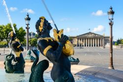 Il palazzo dell'Assemblea Nazionale francese a Parigi, Francia, visto da Piazza della Concordia. In primo piano, la Fontana dei Mari con Nereidi e Tritoni. Dai pesci dorati zampilla acqua.



 ...