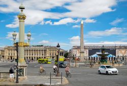 Panorama di Place de la Concorde nel centro di Parigi, Francia. La piazza si trova nell'8° arrondissement parigino ai piedi degli Champs-Elysées - © Kamira / Shutterstock.com ...