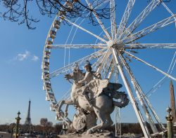 La statua del cavaliere in Place de la Concorde a Parigi, Francia. Sullo sfondo, la ruota panoramica e la Torre Eiffel. La scultura rappresenta Mercurio in groppa a Pegaso, il cavallo alato.


 ...