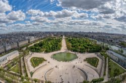Veduta aerea degli Champs-Elysées dalla ruota panoramica di Piazza della Concordia a Parigi, Francia.



