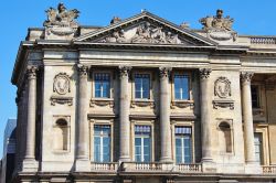 Veduta di un vecchio palazzo in Place de la Concorde a Parigi, Francia.

