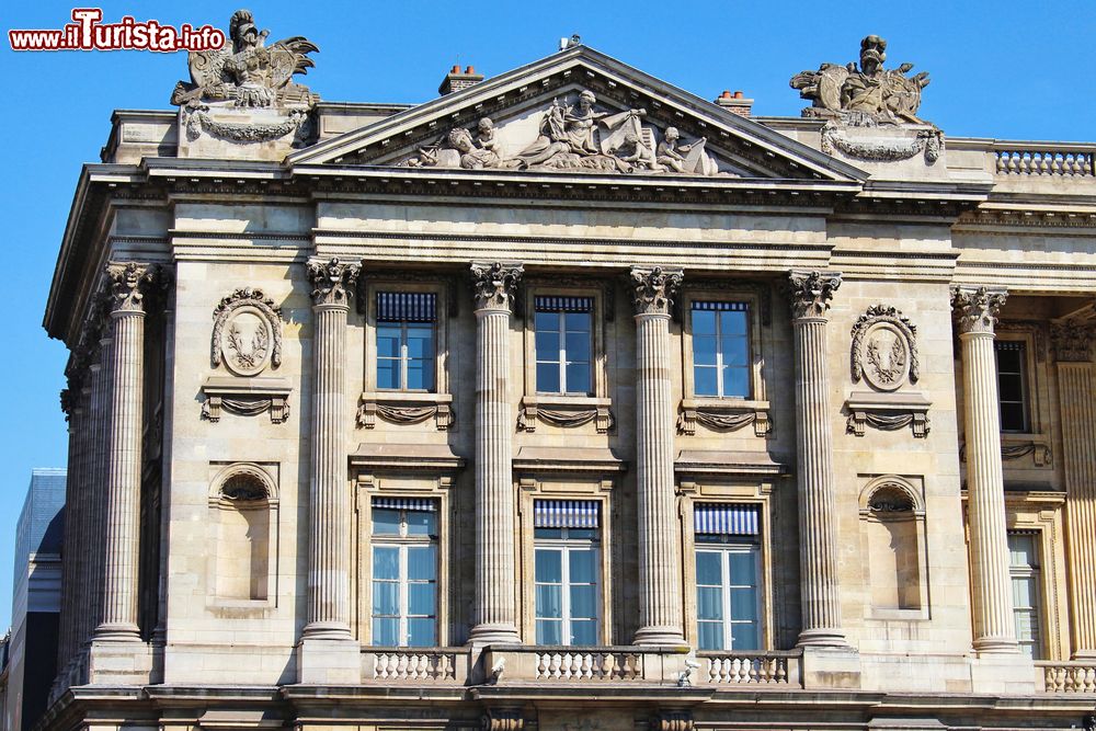 Immagine Veduta di un vecchio palazzo in Place de la Concorde a Parigi, Francia.