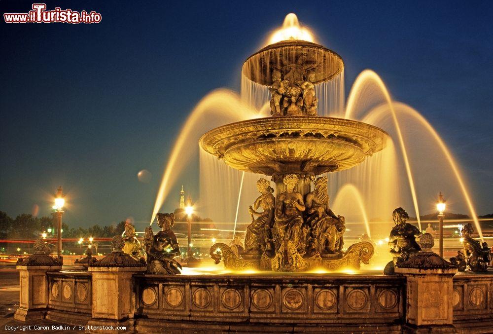 Immagine Veduta notturna della fontana di Piazza della Concordia a Parigi, Francia - © Caron Badkin / Shutterstock.com