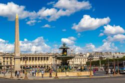 L'obelisco di Luxor al centro di Place de la Concorde a Parigi, Francia, in una soleggiata giornata d'estate - © S-F / Shutterstock.com