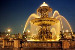 Veduta notturna della fontana di Piazza della Concordia a Parigi, Francia - © Caron Badkin / Shutterstock.com