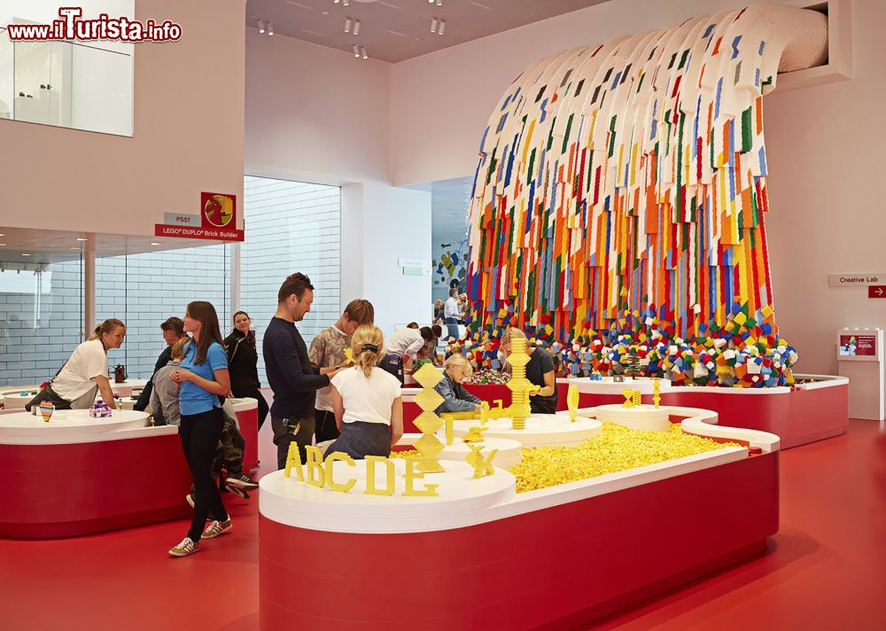 Immagine Cascata di mattoncini alla LEGO House di Billund, Danimarca