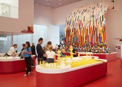 Cascata di mattoncini alla LEGO House di Billund, Danimarca