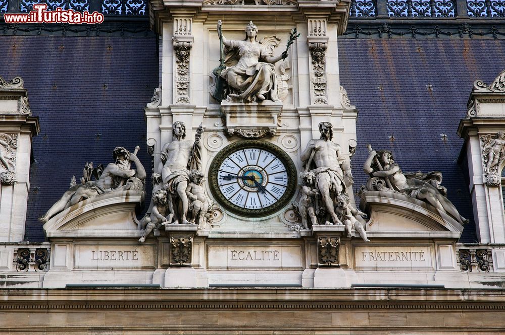 Immagine Decorazioni scultoree e orologio dell'Hotel de Ville a Parigi, Francia. Classificato monumento storico di Francia, il Municipio è uno dei palazzi più eleganti della ville lumière.