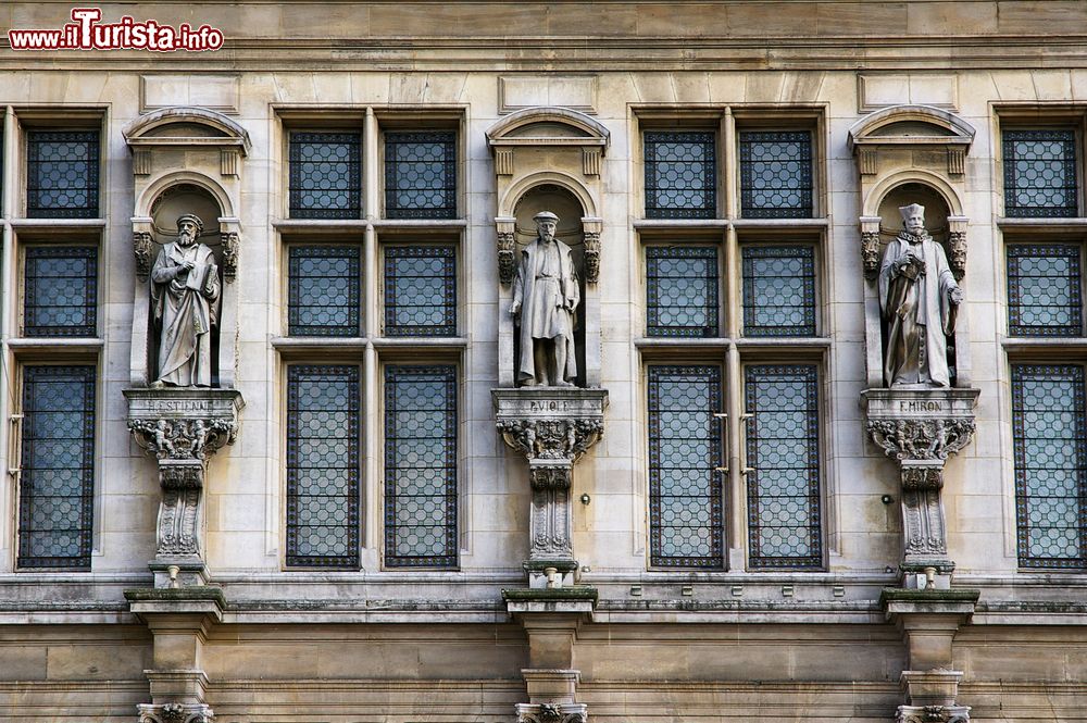 Immagine Dettaglio architettonico con sculture sulla facciata dell'Hotel de Ville di Parigi, Francia.