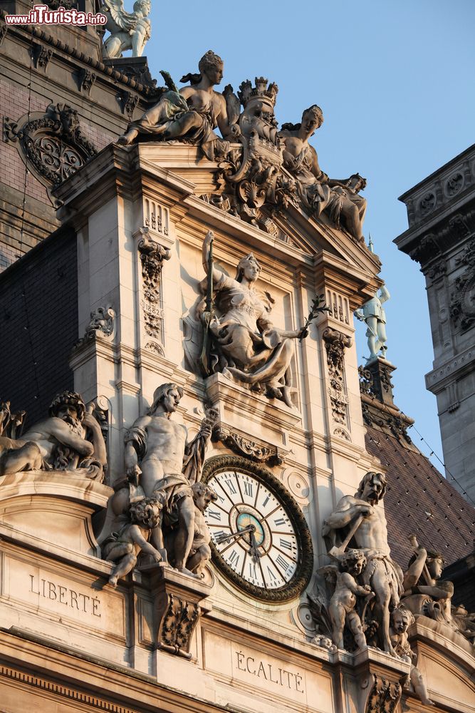 Immagine L'orologio del Palazzo Municipale di Parigi, Francia. Realizzato in ottone, si salvò dall'incendio del 1871 che devastò l'originario Hotel de Ville poi completamente ricostruito su progetto degli architetti Ballu e Deperthes.