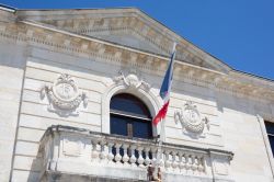 La bandiera francese sventola dal balcone dell'Hotel de Ville di Parigi, Francia. Il tricolore nacque negli anni della rivoluzione francese. Il vessillo nazionale è formato dai colori ...