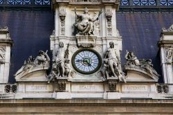 Decorazioni scultoree e orologio dell'Hotel de Ville a Parigi, Francia. Classificato monumento storico di Francia, il Municipio è uno dei palazzi più eleganti della ville lumière.

 ...