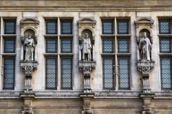 Dettaglio architettonico con sculture sulla facciata dell'Hotel de Ville di Parigi, Francia.



