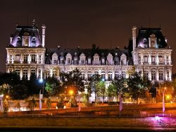 Il Municipio di Parigi visto dalla Senna, Francia. Cuore dell'amministrazione cittadina dal lontano 1357, questo splendido palazzo in stile neo rinascimentale è situato nell'arrondissement ...