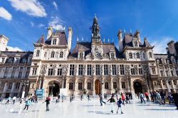 La pista di pattinaggio dell'Hotel de Ville di Parigi, Francia. D'inverno l'area su cui sorge il Palazzo Municipale si trasforma in una grande pista per pattinare sul ghiaccio e ...