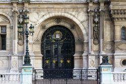 La porta in vetro e ferro all'ingresso dell'Hotel de Ville di Parigi, Francia. Il Municipio è fra i monumenti simbolo della capitale.

